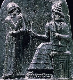 Царь Хаммурапи (стоит слева) и солнечный бог Шамаш (восседает на троне)