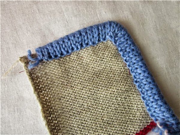 Подобным образом можно обрабатывать воротник, лацканы, клапаны карманов. Нам необходимо связать планочку.                                                                                                                             1. Как выполнить планочку : измеряем длину обрабатываемого среза. Посчитала сколько петель. Ширина полученного канта в готовом виде 1,5 см. Значить ширина всей планка 3 см. (1,5 см на лицевой стороне и 1,5 см на изнаночной). Посчитала сколько рядов, у меня вышло 6 рядов. Набрала бросовой нитью необходимое колличество петель, провязала ряда 4, меняем на основную нить, провязала на основной плотности каретки (как на изделие) 3 ряда. Затем меняю плотность машинки на 2 единицы больше, провязала 1 ряд. Возвращаем плотность машины на 2 единицы меньше и провязываем еще 3 ряда. Меняем нить на бросовую и провязываем 4 ряда. Снимаем с машины и слегка отпариваем, придавая ширину планки 3 см. Планка готова.Вот наша заготовка, нам необходимо ее с изнаночной стороны хорошо приутюжить с паром, растянув до необходимой ширины. В данном случае-это 3 см.                                                                                                                                           2. Предположим, что это наш воротник. Мы будем обрабатывать правый верхний угол. Нам необходимо наметить на изделии ширину канта. В данном случае-это 1,5 см. Контрастной ниткой прокладываем линии, тем самым обозначая угол, который нам и предстоит формировать. Кетлевать планку мы начинаем на лицевой стороне изделия.
 3. Кетлевку удобней всего выполнять вот такой толстой игл                                                       4. Теперь у одного края планочки распускаем бросовую нить, оставив в итоге всего один ряд.                                                                                                                                                                                       5. Укладываем к намеченной линии нашу планочку, заправляем иголку с ниткой основного цвета и начинаем прикетлевывать планку швом назад иголка. 

 6. Доходим до уголка. 7. Вот здесь нам хорошо видно пересечение линий, где нам необходимо формировать уголок. 
 8. Надеваем на иголку последнюю петельку.   Надеваем на иголку вторую и третью петлю 
 Прошиваем три вместе петли                                                                                                                          9. Теперь снова выводим иглу через три петли и немного туже затягиваем стежок. 

 10. Теперь укладываем следующую петельку.                                                                    11.Возвращаем нашу иголку обратно в три петли и захватываем следующую петлю. 12.Затягиваем петельку немного туже.  Вот так получиться с изнаночной стороны.          13. Теперь начинаем кетлевать точно также другой срез планки, на изнаночной стороне изделия. Распускаем бросовую нитку, оставив один ряд. Прикетлевываем планку так, чтобы получилось перекрыть нить .
 14. Доходим до уголка и выполняем все точно также, как делали раньше. Закрепляем три петли. 
  15. Теперь нам необходимо отутюжить кант с уголком. Через проутюжельник хорошо с паром утюжим обработанные срезы.
После того как убрали утюг, потяните уголок немного вверх, тем самым мы придадим ему форму прямого угла.                                                                                                                                       16. Еще раз приутюжим уголок с одной и с другой стороны.Вот и все.                                       На данном образце я попробовала сделать кант совершенно другим цветом. Поэтому подобным образом можно делать отделочный кант на изделии                                     Источник osinka.ru                                                                                                                                                                                                                                                                 