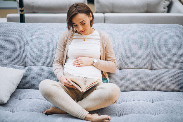 Фото: https://ru.freepik.com/free-photo/young-pregnant-woman-reading-a-book-at-home_7435603.htm#page=1&query=Pregnancy%20book&position=2