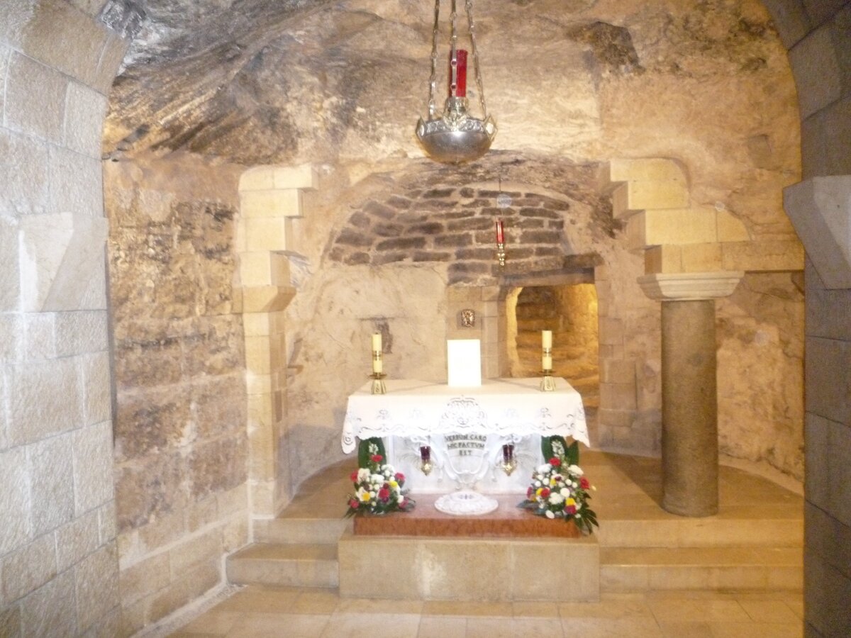 Жилище Святого семейства и алтарь Храма Святого Семества в городе Назарет. Фото автора.