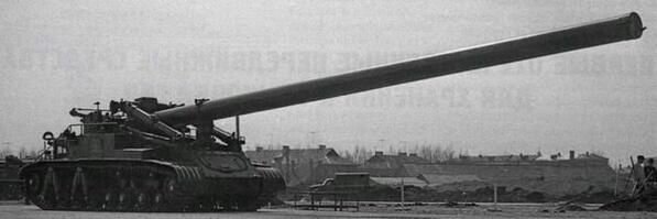 Ходовая часть машины, сконструированная КБ Кировского завода, согласно классификации ГБТУ получила обозначение «Объект 273». Данное шасси было максимально унифицировано с САУ 2А3 и отвечало повышенным требованиям, предъявляемым к прочности конструкции. На данном шасси использовалась силовая установка с советского тяжелого танка Т-10. Шасси самоходного миномета «Ока» обладало 8 сдвоенными опорными катками и 4 поддерживающими роликами (с каждой стороны корпуса), заднее колесо было направляющим, переднее — ведущим. Направляющие колеса шасси обладали гидросистемой опускания их в боевом положении на грунт. Подвеска шасси была торсионной пучковой с гидравлическими амортизаторами, которые были в состоянии поглотить существенную часть энергии отдачи в момент выстрела из миномета. Однако и этого было недостаточно. Сказывалось также отсутствие на миномете противооткатных устройств. По этой причине при выстреле 420-мм миномет отъезжал на гусеницах назад на расстояние до 5 метров.