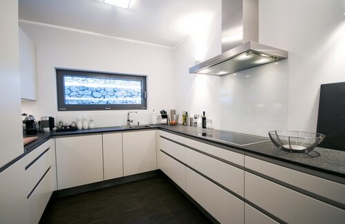 Черная столешница и светлые фасады (фото найдено на просторах интернета)