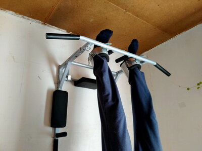 Можно повисеть, подумать. Кровь от ног отогнать. Спину расправить.