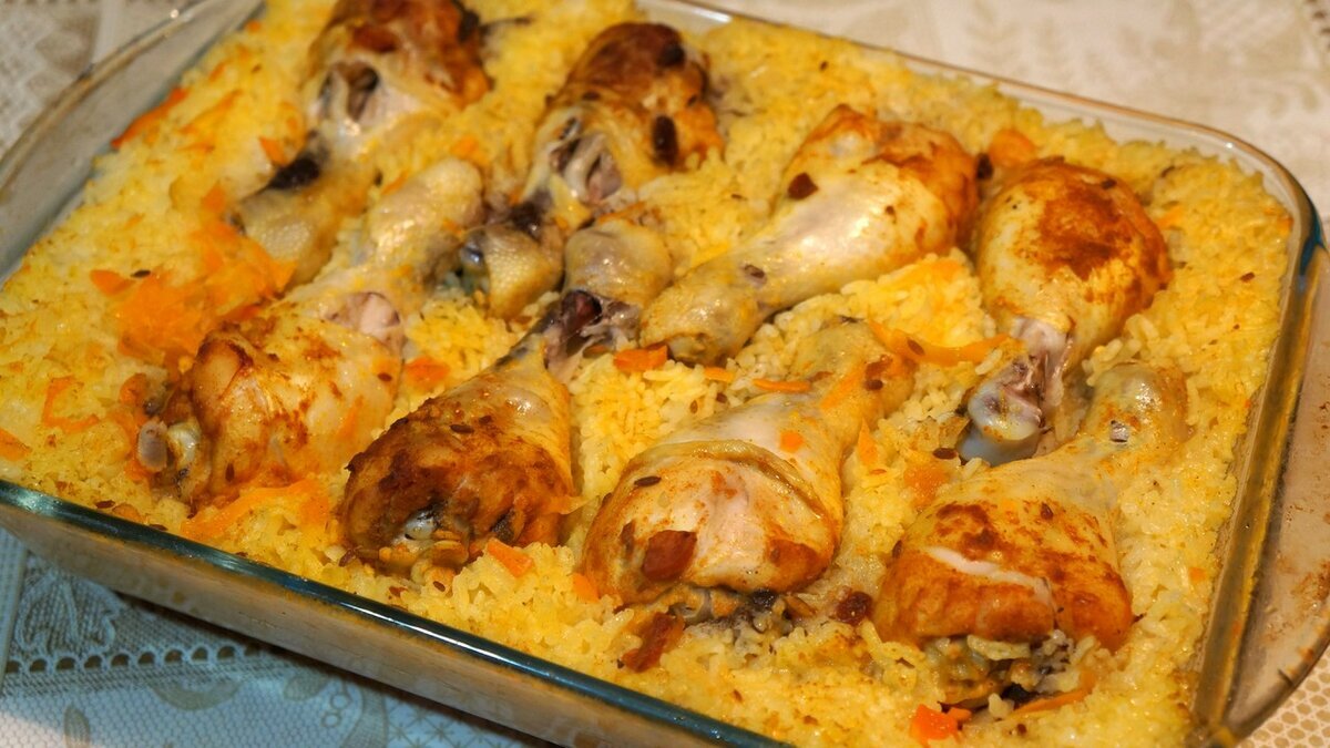 Состав рецепта (на 5 порц.): Курица - 600 гр
Рис - 1 стак. (200 мл)
Лук - 1 шт.
Морковь - 1 шт.
Чеснок - 4 шт.
Вода - 3 стак. (200 мл)
Растительное масло - 30 гр
Соль -  по вкусу
Специи сухие -  по вкусу