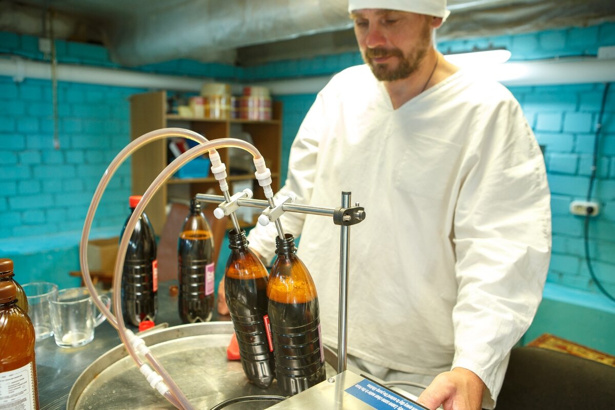 Владимир получил все необходимые сертификаты на продукцию, и она регулярно проходит проверку на качество. У себя на производстве квас прежде всего проверяют с помощью дегустации, считая это основным критерием.