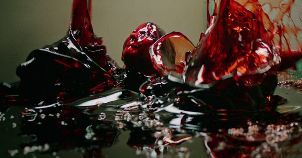 
Для этой сцены решили отказаться от цифровых технологий. Вместо того чтобы наложить кровь потом с помощью графики, команда запросила около 20 тысяч литров искусственной крови. Их доставили из Калифорнии в Торонто.