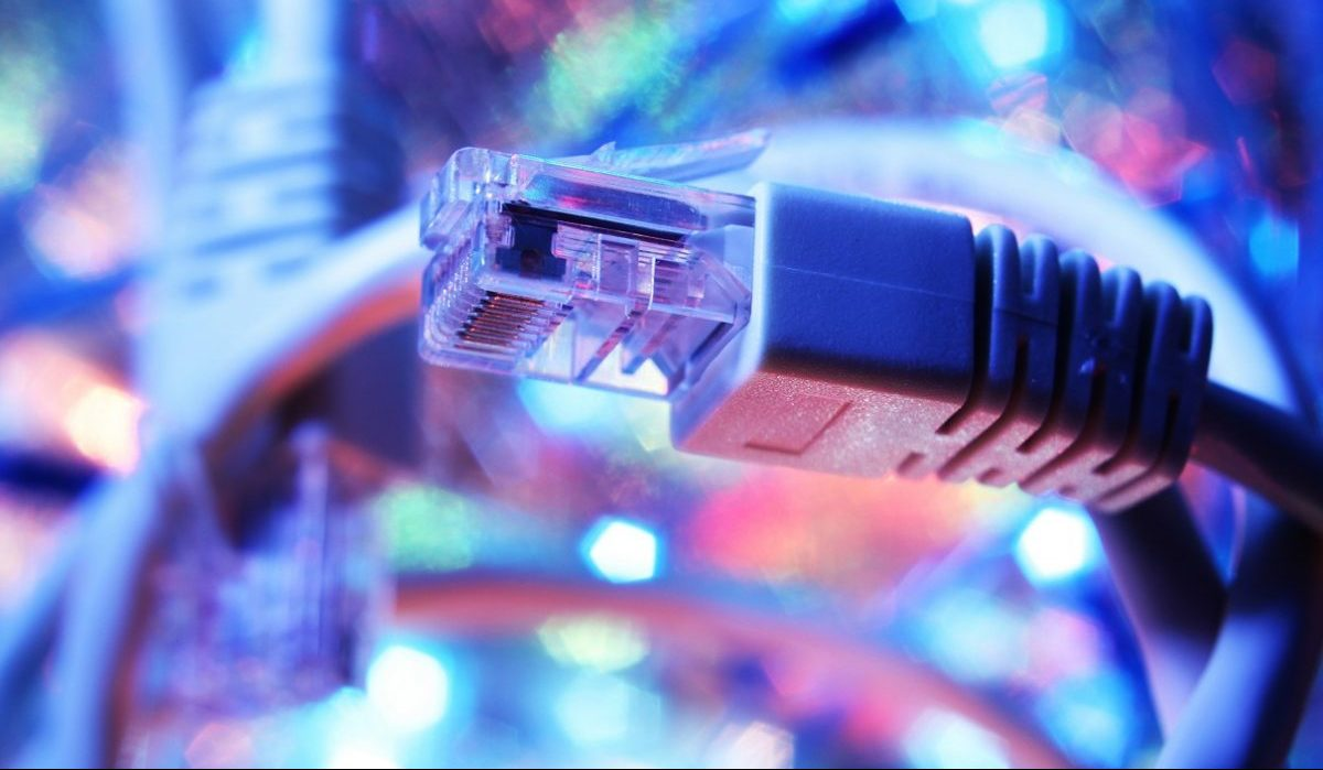 Internet connectivity. Высокоскоростной интернет. Проводной интернет. Кабель интернета к компьютеру. Интернет провод для компьютера.