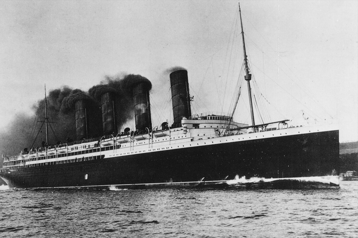 Т/х "Лузитания", чб изображение