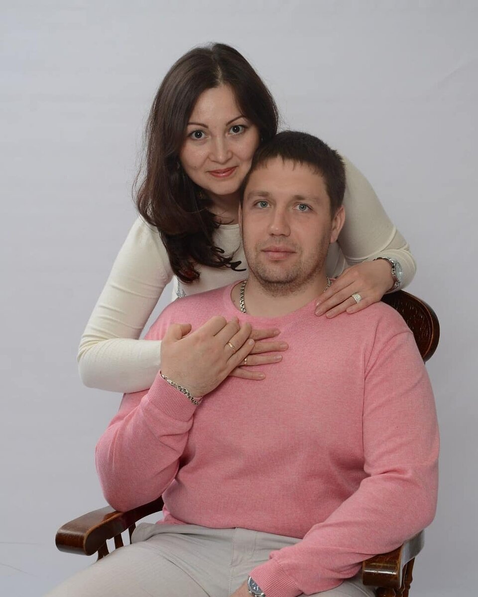 СКАЖИТЕ "НЕТ" ШАБЛОНАМ В ДИАЛОГЕ 
Придя в сетевой бизнес я познакомилась с понятием "шаблон переписки или шаблон диалона" 
Удобно, да!? Здравствуйте, меня зовут Алина! А дальше тонна текста, уже заранее подготовленного (скопированного с шаблона наставника или в школе). Признаюсь честно, что на первых порах, я сбрасывала эту информацию, даже не совсем понимая о чем это я.
Скопировала - вставила скопировала вставила 
В этом есть свои плюсы и минусы: 💎 Это очень удобно. Вы еще не совсем разобрались с продуктом, с маркетинг-планом компании, а в шаблоне все красиво и четко расписано. Кто поймет, тот поймет. Кто не поймет, ну и ладно🙈
Напишет что-нибудь подобное: "Извините, я ничего не понял из вашей информации", "Мне надо все внимательно почитать", "Ознакомлюсь и напишу вам позже" ⛔ Вы теряете клиента. Очень часто, после того как вы сбросили свои "толмуты", люди попросту не отвечают. Да и сомнения есть в том, что читают ли вообще? Задумайтесь! ⛔ Вы не развиваетесь, вы не учитесь коммуникации🙁. Совет⚠️
Используйте голосовые сообщения, созвоны или выводите человека в скайп.
Потенциальному клиенту важно понимать что он общается с живым человеком, а не с фейком.
Общаясь голосом вы создаете доверительное отношение, отвечаете на возникающие вопросы здесь и сейчас.
Получив обратную связь, вы начнете чувствовать человека, что позволит вам гораздо проще сделать свое предложение.

Еще один немаловажный момент. Общаясь таким образом, вы не рискуете попасть в бан, а это на сегодняшний день очень актуально.

А вы до сих пор общаетесь шаблонами?