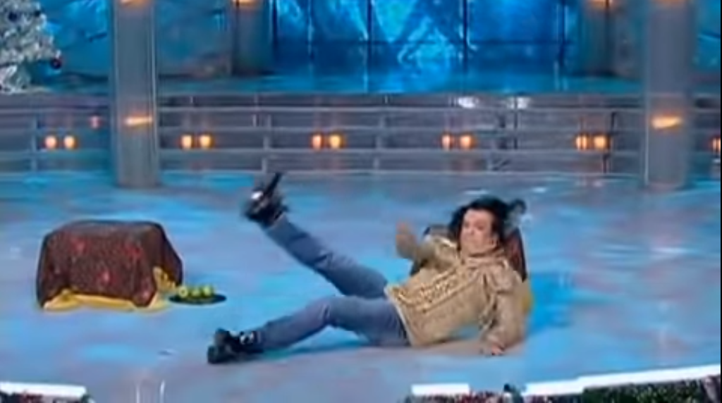 Киркоров даже падает как бог.