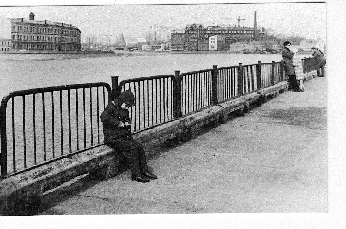 фото из личного архива автора. Я сижу напротив нашего дома, редкий случай - "поплавок" отогнали на ремонт. Сейчас  где то на этом траверзе  Колумб Церетели с  привинченной головой Петра Первого