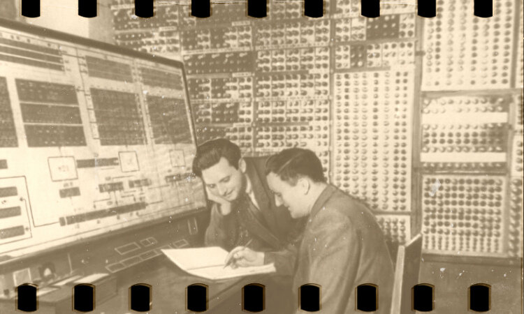 В 1939 году Анатолий Китов поступил на физико-математический факультет Средне-Азиатского государственного университета, находящийся в Узбекистане. Тогда этот университет считался одним из ведущих в СССР, так что полученное им образование было очень качественным.