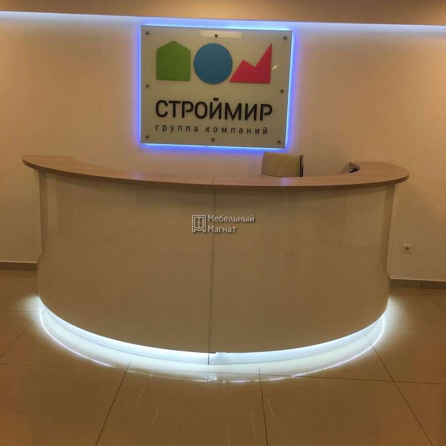 Стойка ресепшен для офиса — отличная работа наши специалистов. Дизайнер приехал с образцами, создал 3D-дизайн в 2-х вариантах будущей стойки — вы видите, насколько хорошо всё получилось.