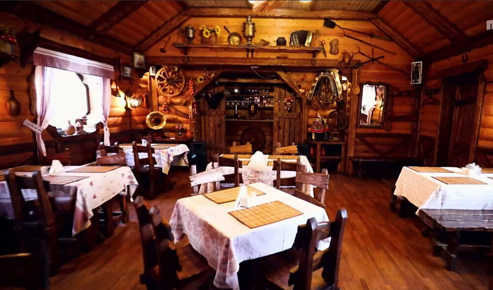 Интерьер «Избы» соответствует названию