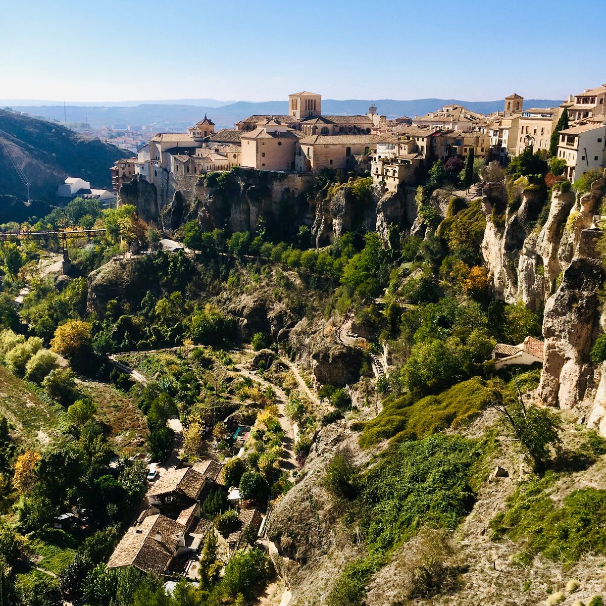 Смелые жители города живут прямо на обрыве