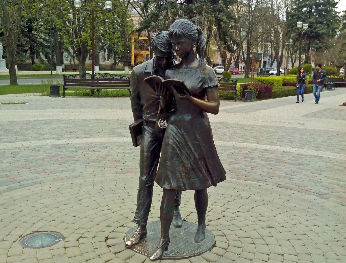 В каком городе памятник шурику. Скульптура Шурик и Лида Краснодар. Памятник Шурику и Лидочке в Краснодаре. Статуя Шурика и Лидочки Краснодар. Памятник Шурику и Лидочке в Белгороде.