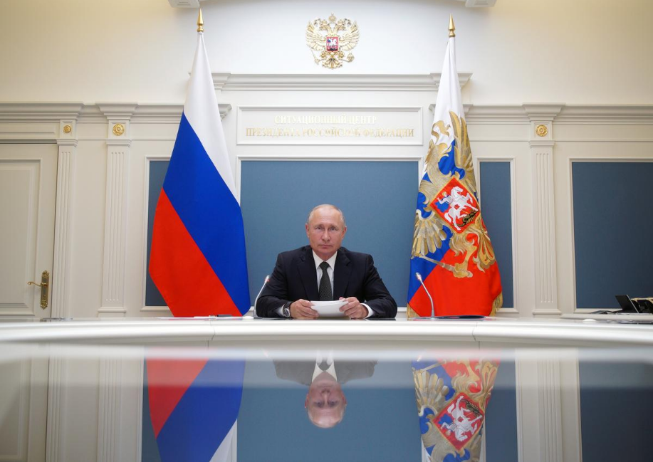 Президент России Владимир Путин принимает участие в видеоконференции, посвященной открытию новых военно-медицинских центров для пациентов COVID-19, в Москве, Россия, 30 июня 2020 года. Sputnik / Alexei Babushkin / Kremlin via REUTERS