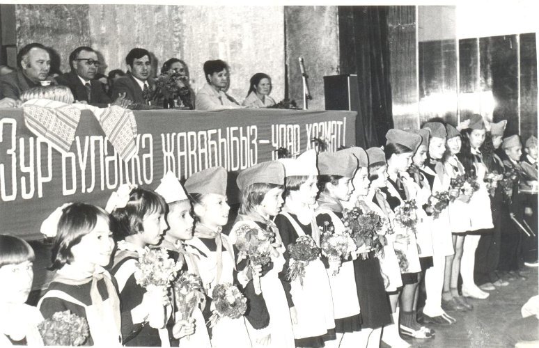 Пионеры поздравляют передовиков производства. Сарманово. Фото: Музей Великой Отечественной войны и краеведения Сармановского района.