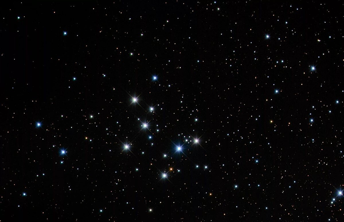 
Вообще XTE J1650-500 B – это не просто звезда, а так  называемая двойная система, то есть система, состоящая из двух небесных  тел. В данном случае это одна из самых маленьких известных черных дыр во  Вселенной и источник рентгеновского излучения. Звезда, о которой идет  речь, и является тем самым источником.