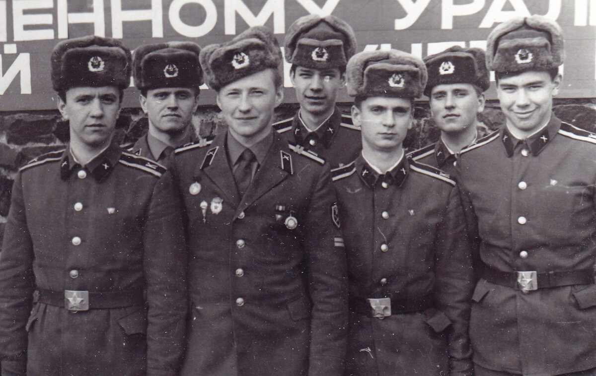 Я младший сержант в СВВПТАУ имени Л. И. Брежнева. Мое отделение курсантов 2-ой Артбатареи. Свердловск 1987 год.