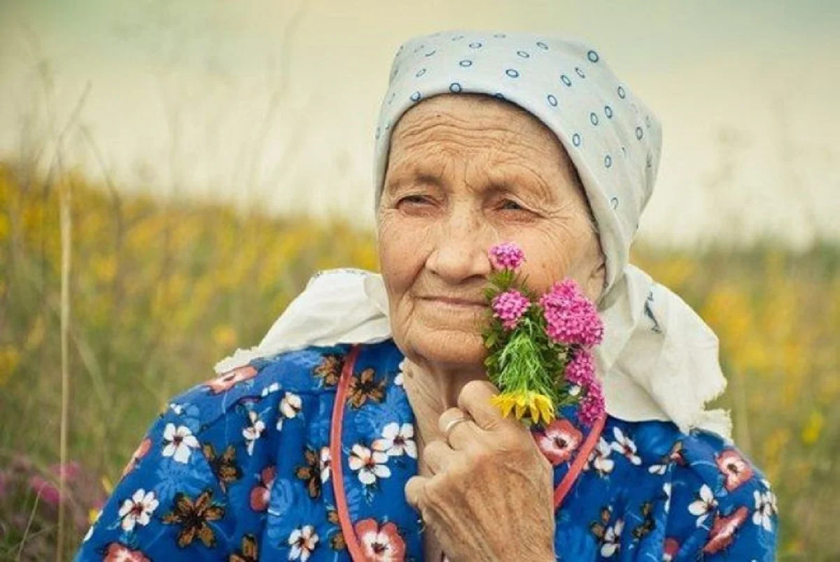 Поклониться старикам до земли. Радостная бабушка. Бабуля в платке. Бабки с цветами. Бабушка улыбается