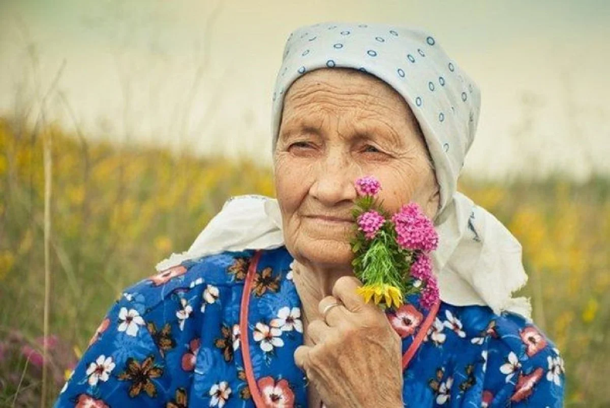 Народная про маму. Радостная бабушка. Бабуля в платке. Бабки с цветами. Бабушка улыбается.