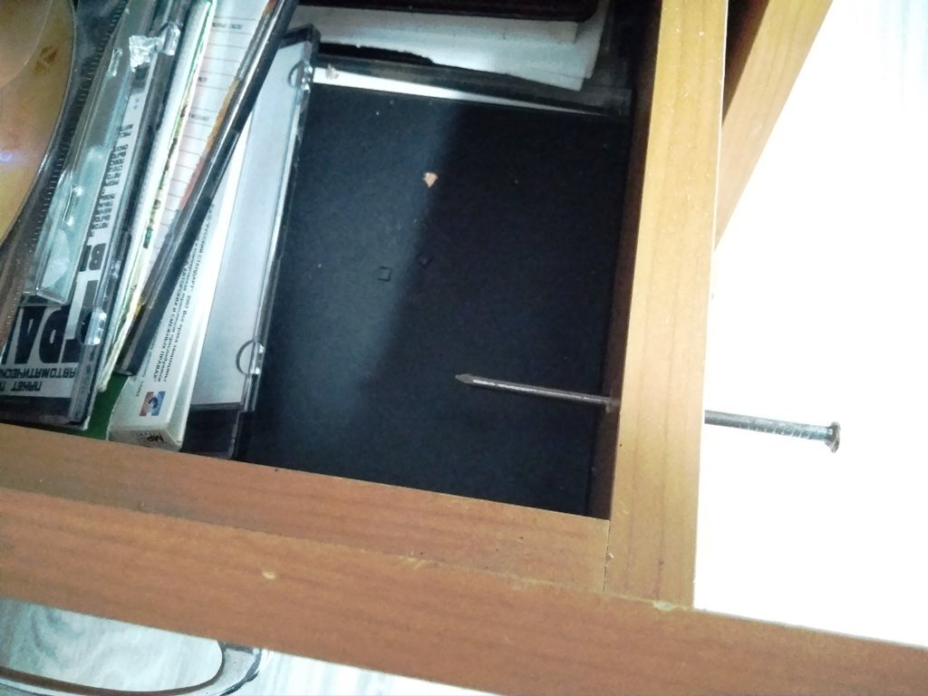 Гвоздь является стопором, если он вставлен в ящик через боковую стенку тумбочки