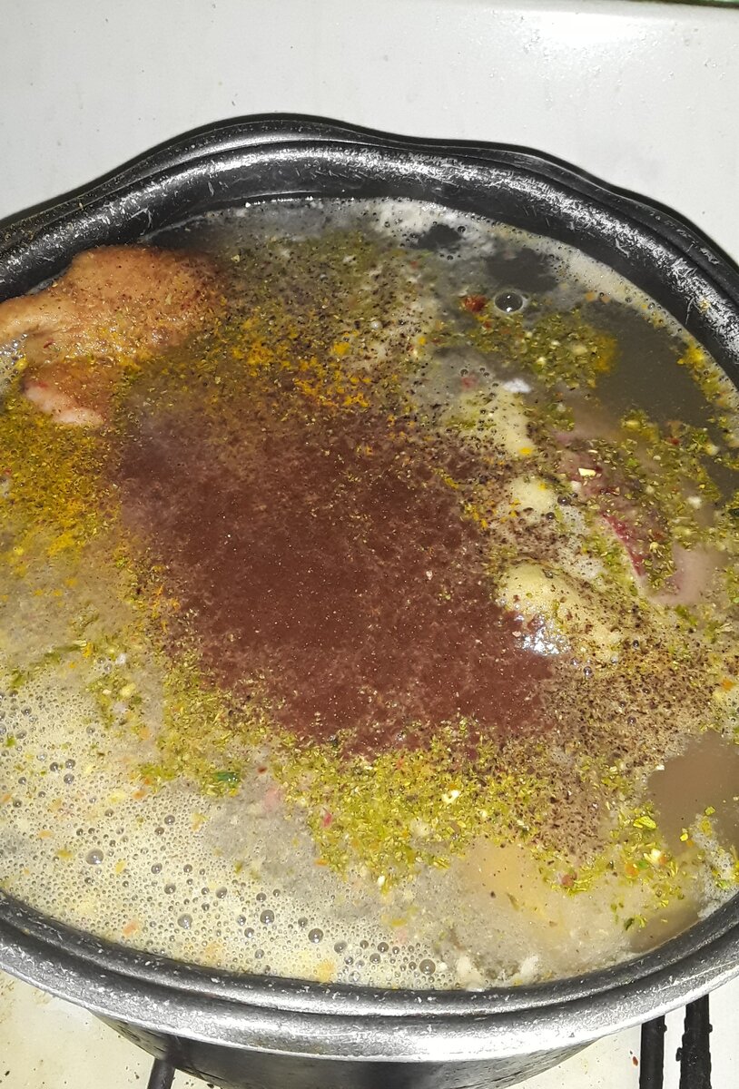 Добавляю всякой приправы и варю пока мясо не начнёт отделятся от кости .
