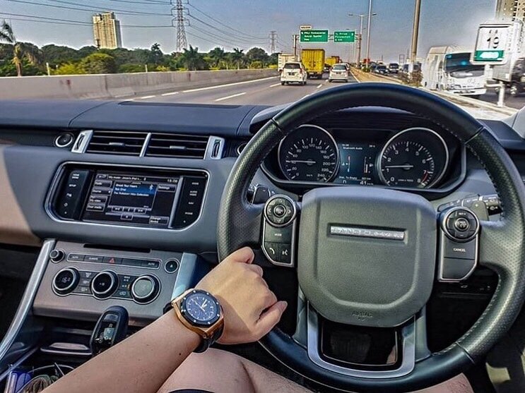 ПРОФЕССИОНАЛЬНЫЙ СЕРВИС LAND ROVER – LRPRIDE LRPride предлагает комплексное обслуживание автомобилей марки Land Rover Range Rover для всех клиентов - диагностика, ремонт, техническое обслуживание всех моделей этой марки автомобиля. Для автомобилей Land Rover сервис неофициальный - явление нечастое. Эти автомобили крайне неприхотливые и надежные.
К сожалению у этих преимуществ есть и другая сторона - обслуживать Ленд Ровер достаточно сложно. Идеальное качество конструкции автомобиля и комплектующих накладывают крайне высокие требования к опыту и навыкам мастера. Только настоящие профессионалы способны заниматься ремонтом этих автомобилей. Не стоит даже говорить о том, что подходят только оригинальные запчасти.
Наш сервис для автомобилей Ленд Ровер был создан специально для решения этой проблемы. Мы изучали и собирали всю информацию о бренде, осуществлям прямые поставки запчастей Land Rover от производителя из Англии. Огромное количество времени было потрачено, чтобы получить требуемую квалификацию. Итогом этих усилий стал наш сервис Land Rover в Москве. Об этих автомобилях мы знаем абсолютно все, и можем исправить любую проблему.
LRPride проводит все виды диагностики и ремонта. Мы выполняем любые виды работ - полный ремонт ходовой или тонкая настройка двигателя, замена масла или рихтовка кузова - в любом случае, Вы обратились по адресу! Мы говорим это не просто так - наши мастера имеют огромный опыт в сервисном обслуживании. Наш опыт - это Ваше преимущество!
У нас проводится ремонт и обслуживание Ленд Ровер будь то новые либо классические модели.