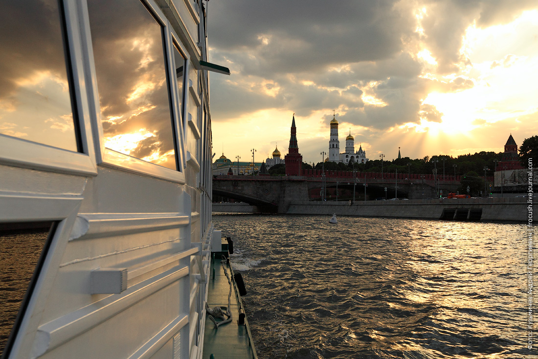 Речные прогулки Москва. Прогулка по Москве реке. Прогулка по Москве-реке на теплоходе.