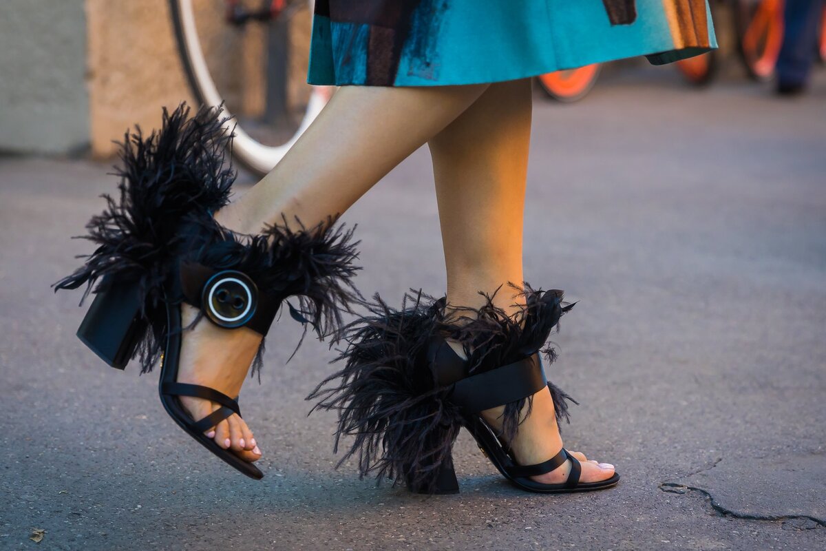 Женская обувь с перьями            Источник : yandex.ru/images