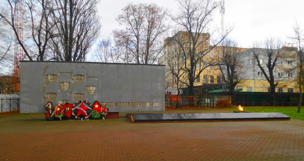 Мемориальный комплекс на братской могиле советских воинов. Калининград, ул. Комсомольская, ноябрь 2017