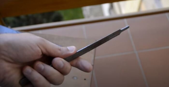 Понадобится что-то вроде напильника. ¦Фото: youtube.com.