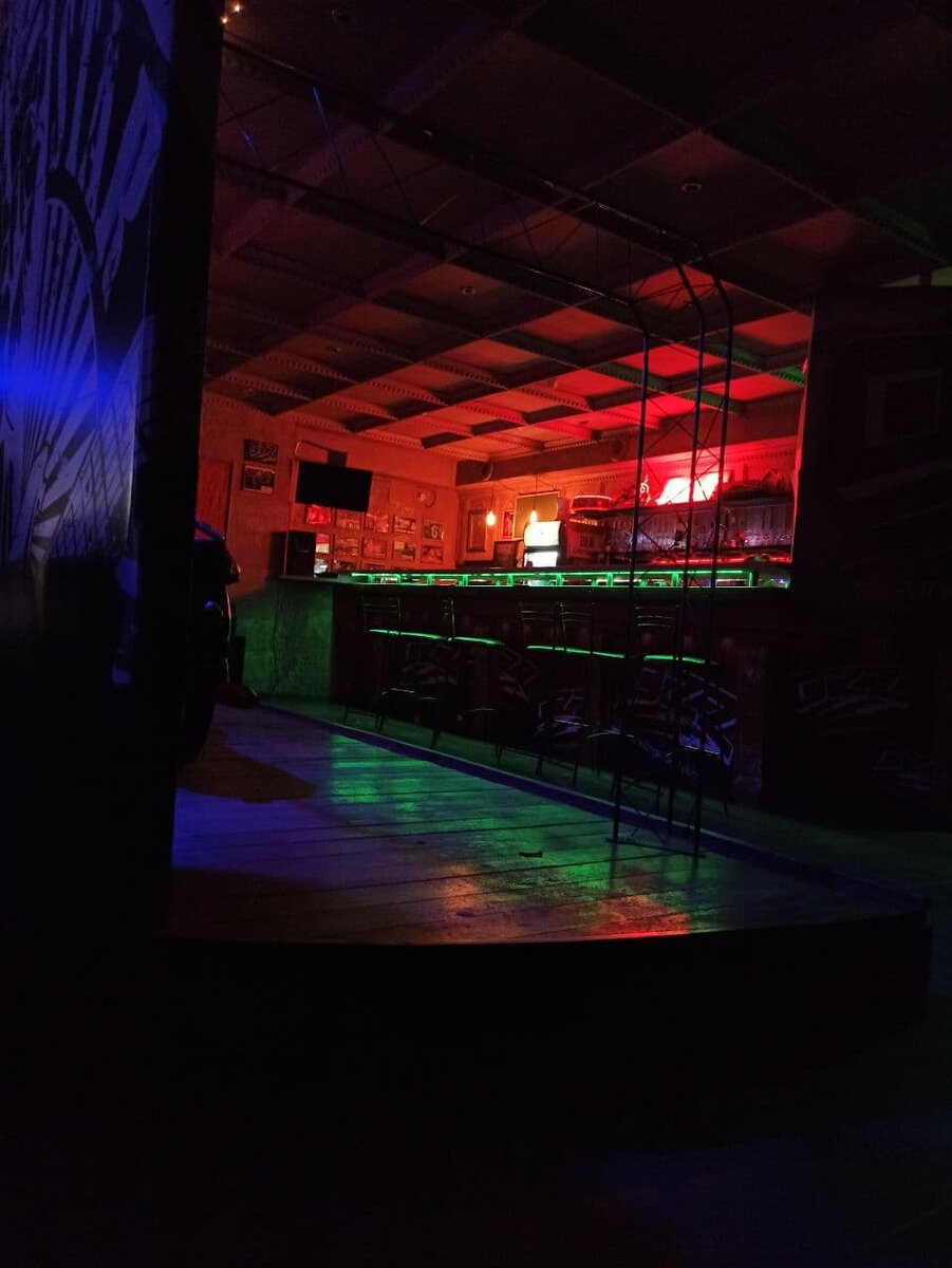 Атмосферное бара из клуба, в котором проходил крайний концерт, который я посещал