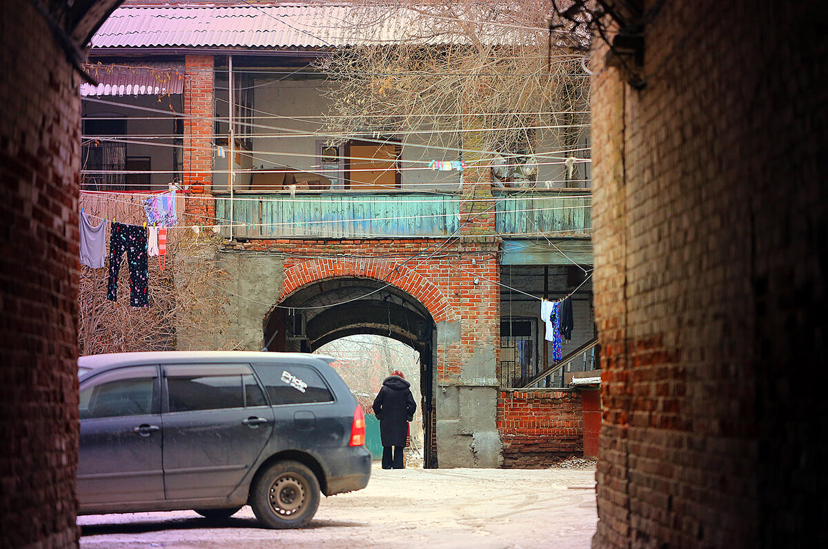 Дворы рядом с отелями Азимут и прочими. Рядом шикарная набережная с элитными домами