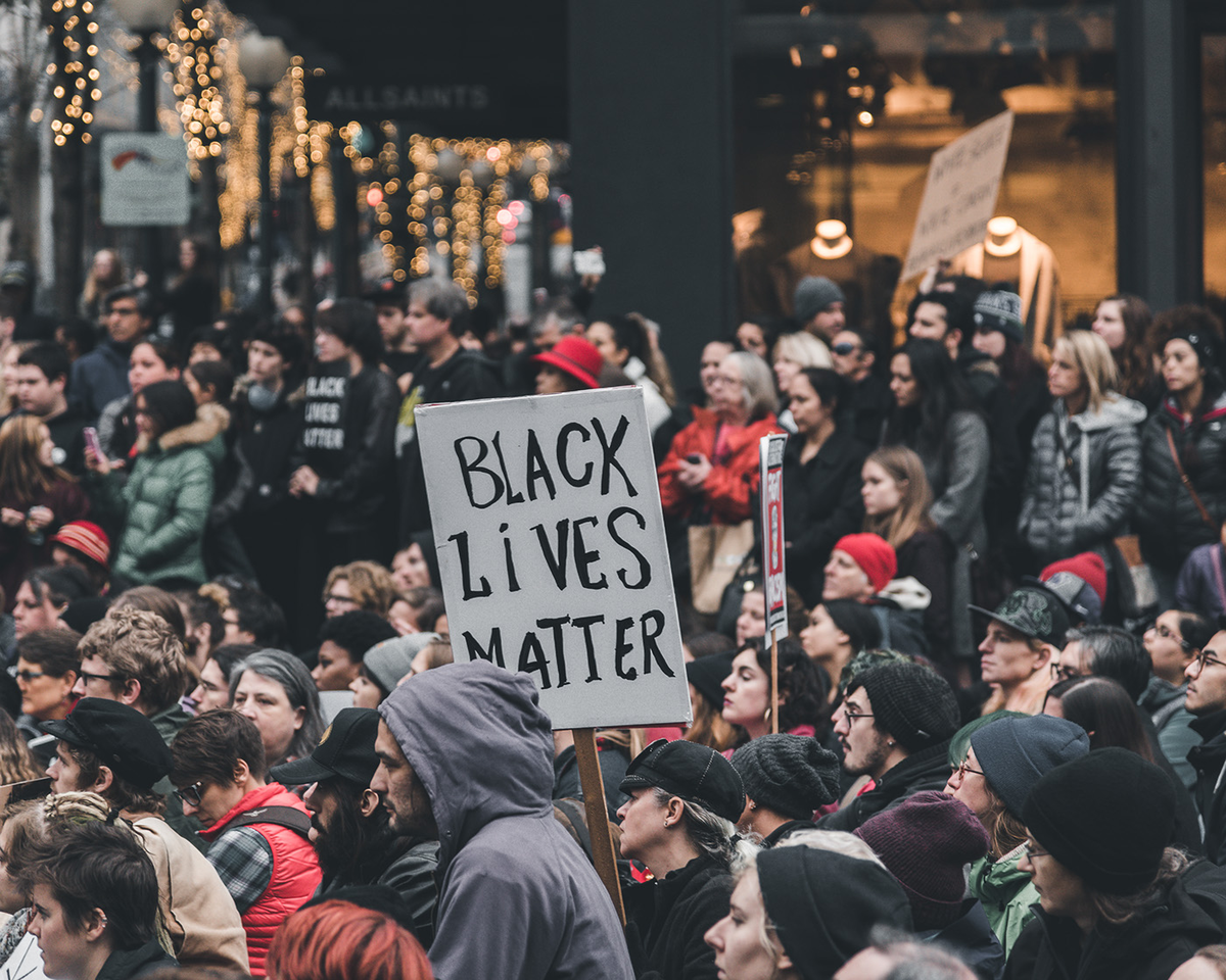 Black matter. Блэк лайвс Мэттер 2020. Black Lives matter protests. Митинг Блэк Ливс Мэттер. Black Lives matter расисты.