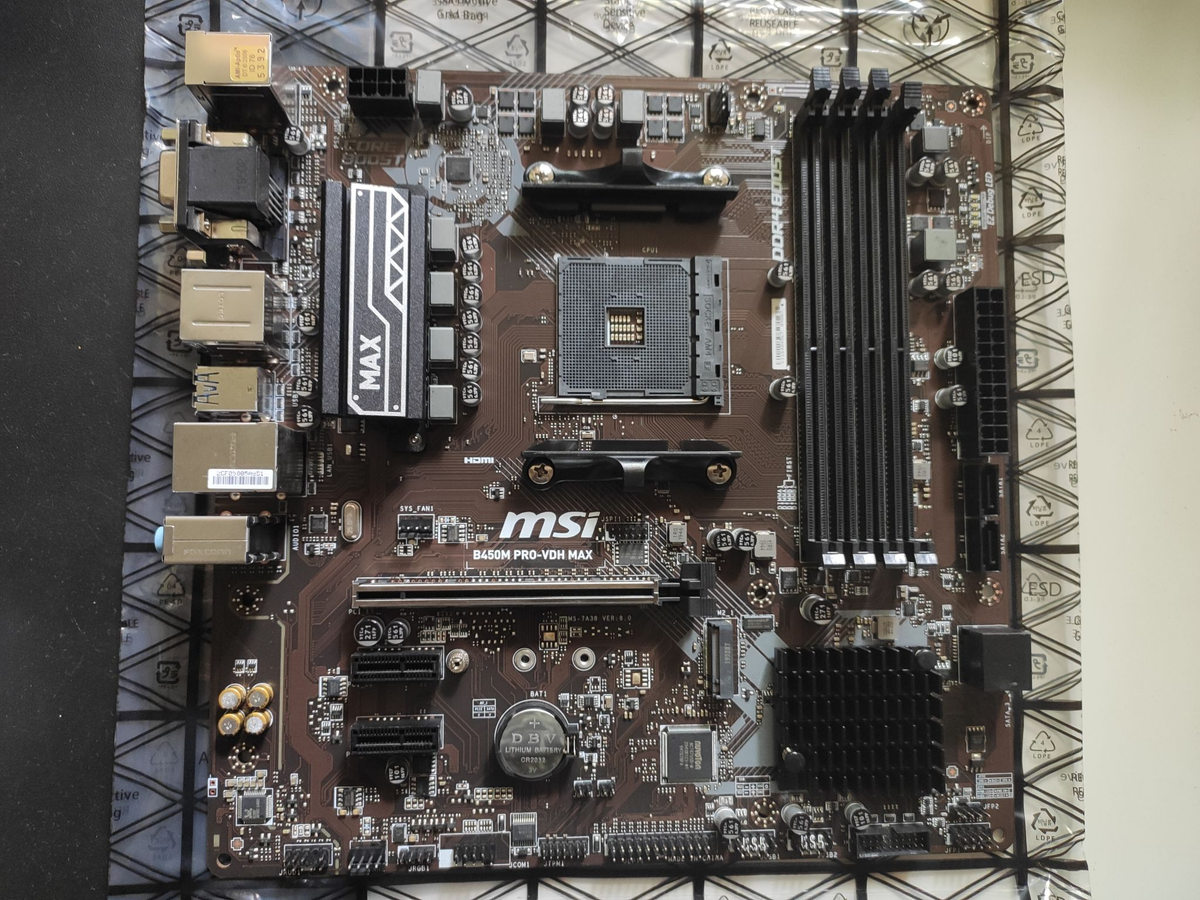 Фото взято с https://www.onlinetrade.ru/catalogue/materinskie_platy-c340/msi/materinskaya_plata_msi_b450m_pro_vdh_max_am4_matx-2024971.html?c=55