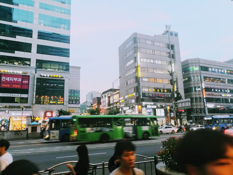 Первый взгляд на Сеул. Станция Hongik University.