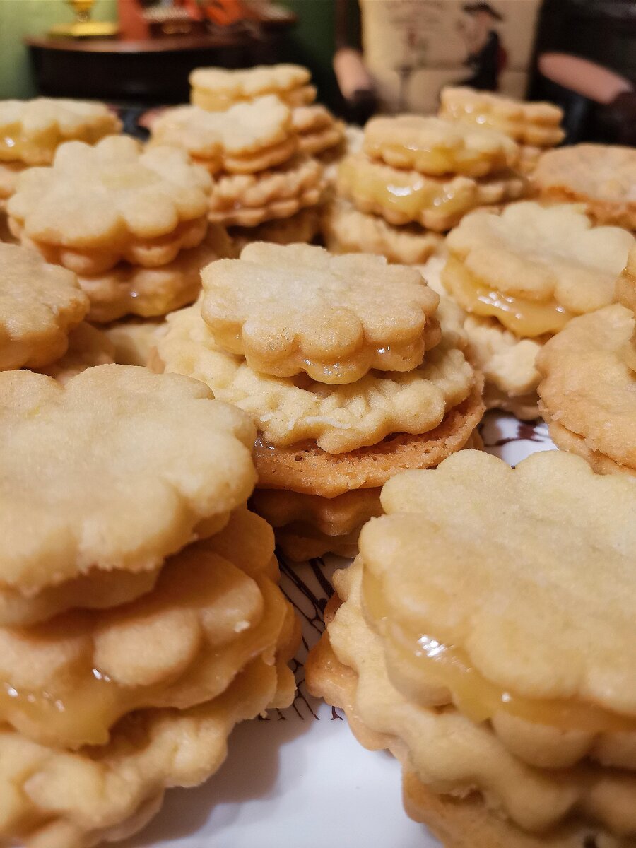 Сандвич из печенья shortbread с лимонным курдом