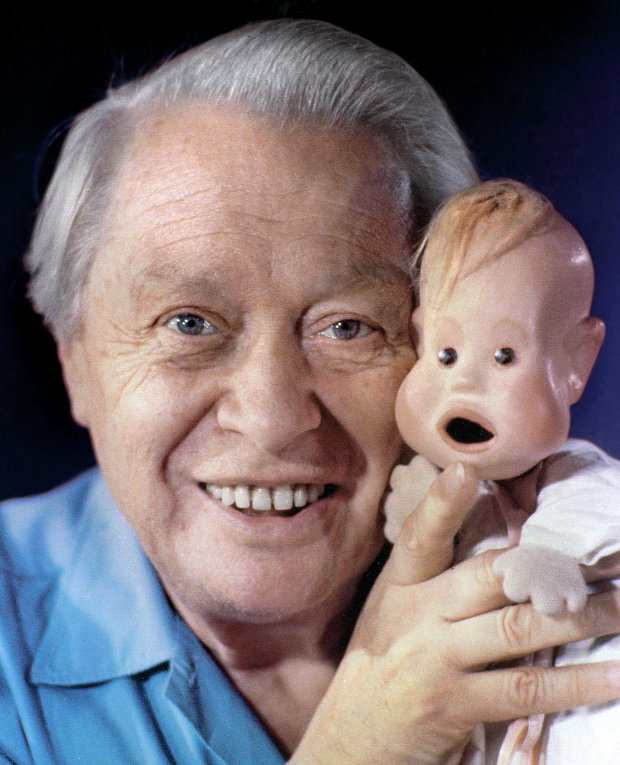 Сергей Владимирович Образцов с любимой куклой Тяпой.