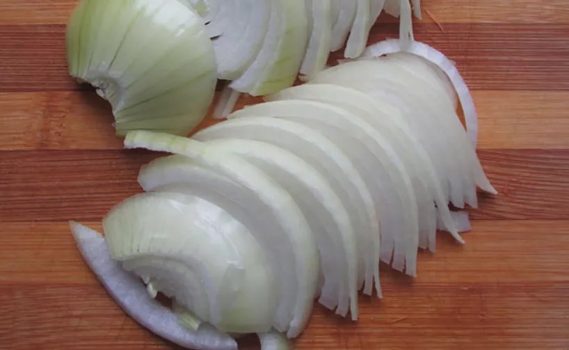 Предварительно нарезаем свинину небольшими кусочками, добавляем соевый соус, соль и перец, а также любимые специи. Перемешиваем и оставляем мясо немного замариноваться (10-15 минут). Тем временем нарезаем полукольцами лук. 
Шаг 2.