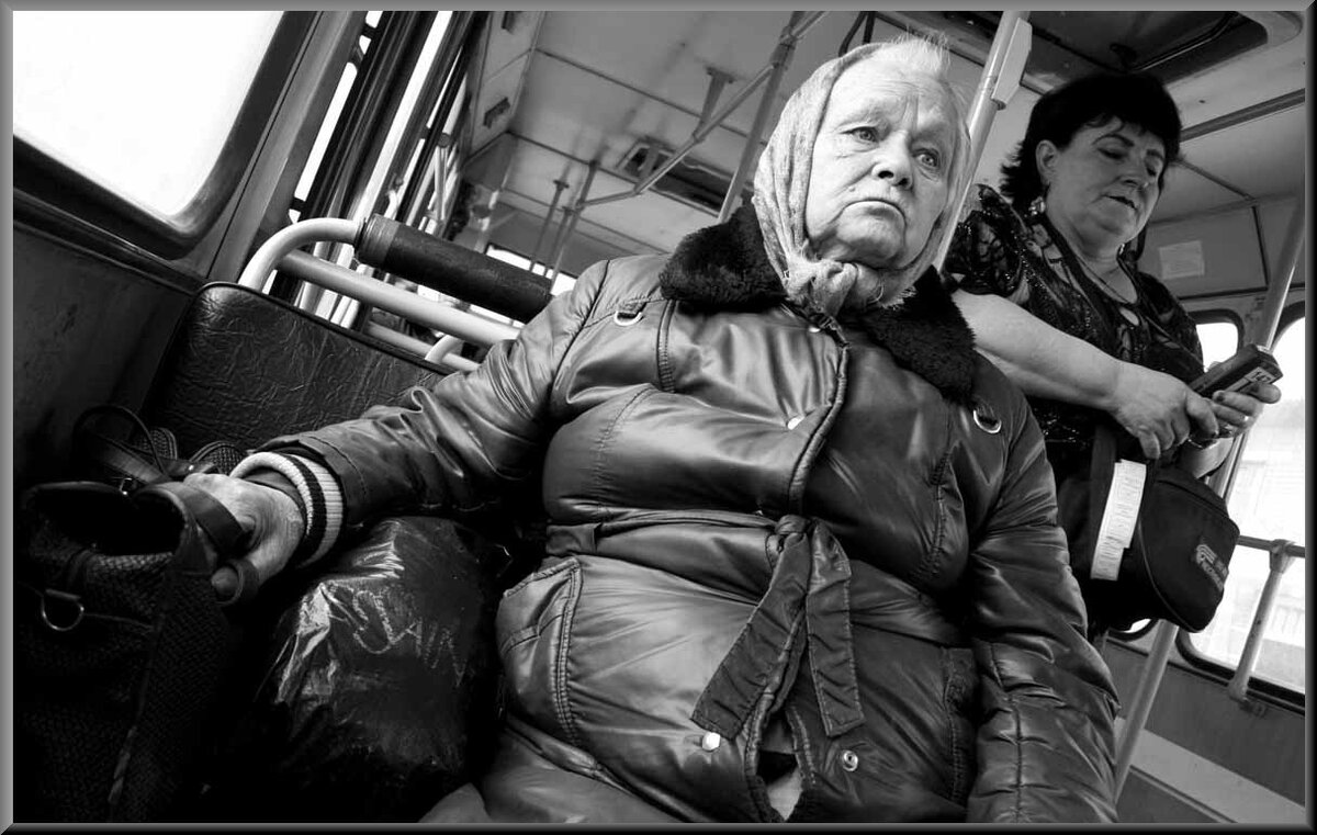 Бабка маразматичка. Наглые старухи. Наглая бабка. Бабка в автобусе с телефоном. Наглые старухи.