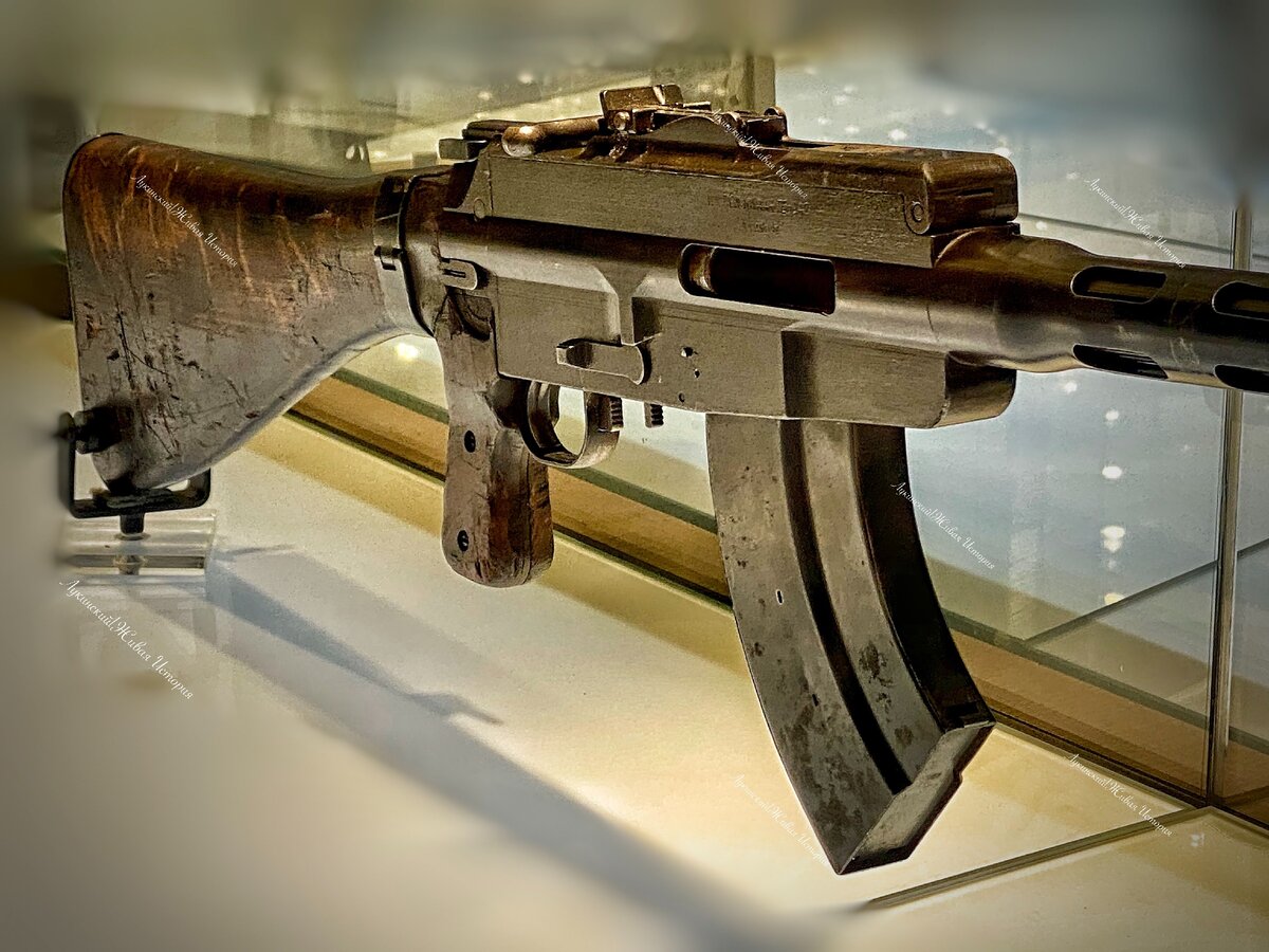 Пулемет  Лахти-Салоранта: магазин - 20 шт., темп огня - 500/мин, дальность - 1,5км