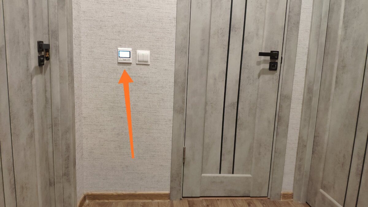 Регулятор теплого пола ванной комнаты - дверь прямо по курсу (слева дверь в маленькую комнату, а справа в спальню)