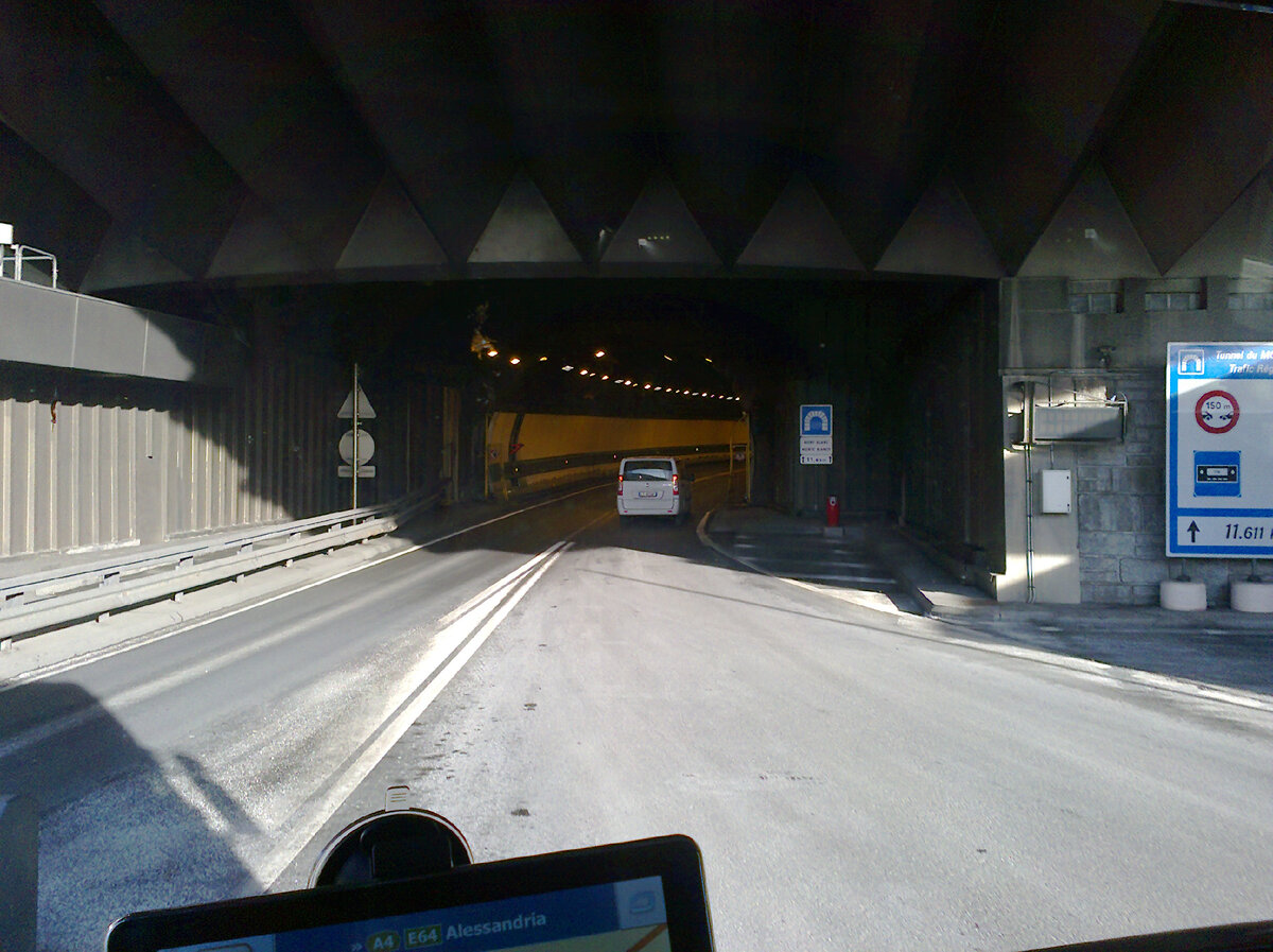 Въезд в тоннель на французской стороне.  Из личных фото