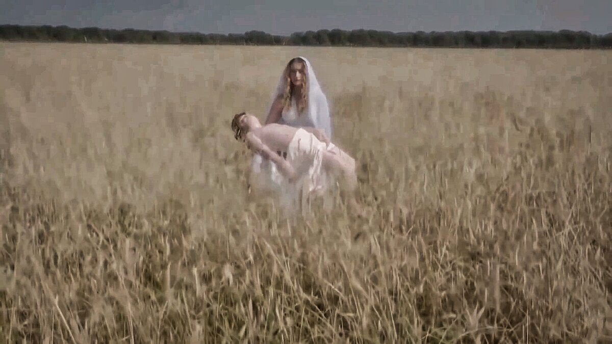 кадр из сериала "Молодой Папа"