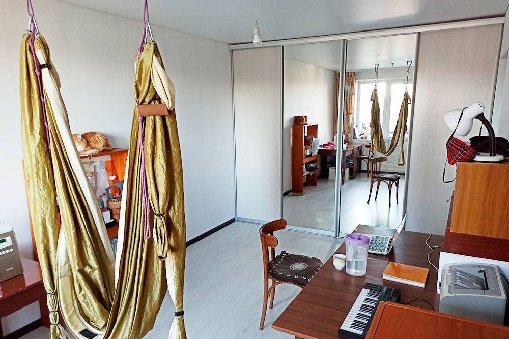 Теперь здесь наши рабочие места и гамак для аэройоги