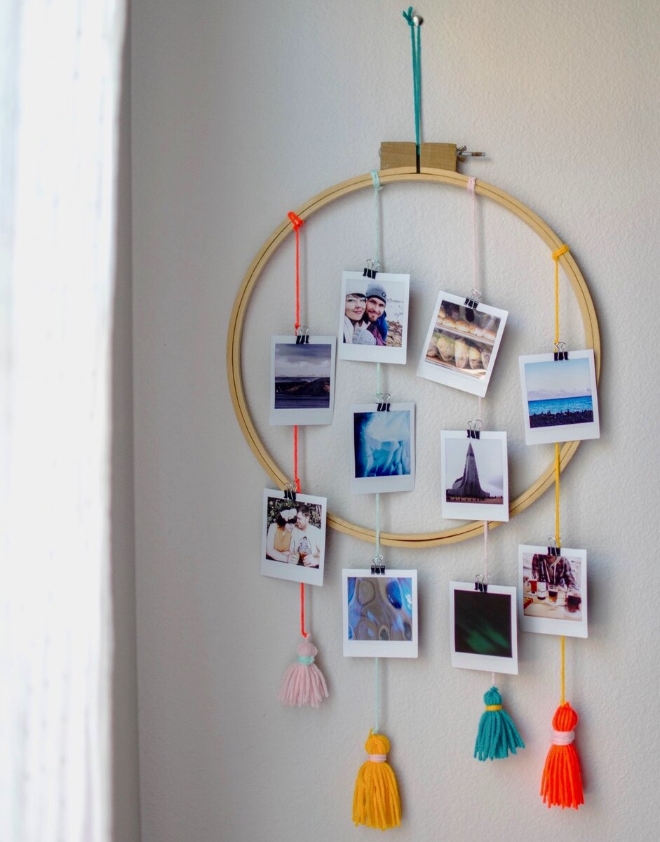 Источник: Dear handmade life// https://dearhandmadelife.com/diy-tasseled-instax-photo-wall-hanger/ 