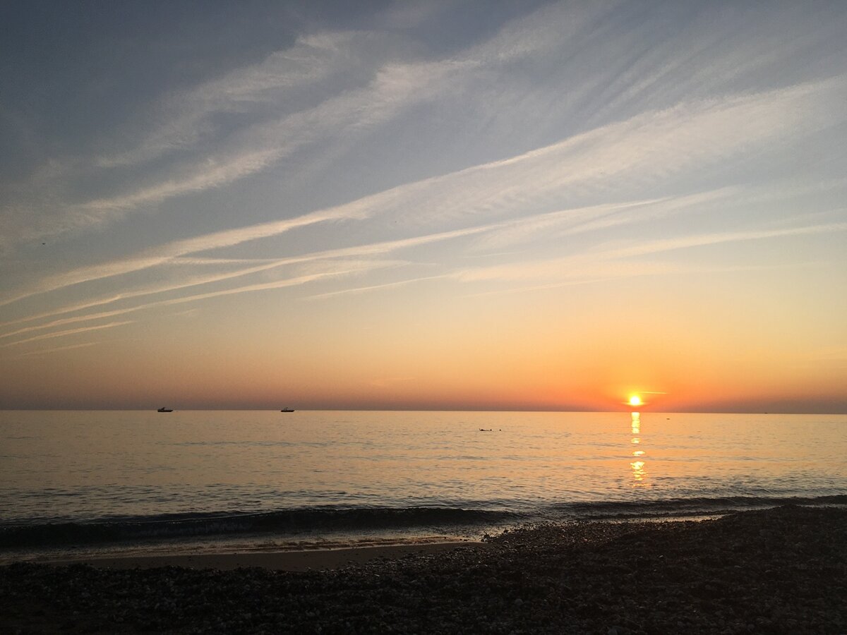 Вечернее море  притягивает своей красотой и спокойствием. Дает возможность подумать о смысле жизни. 