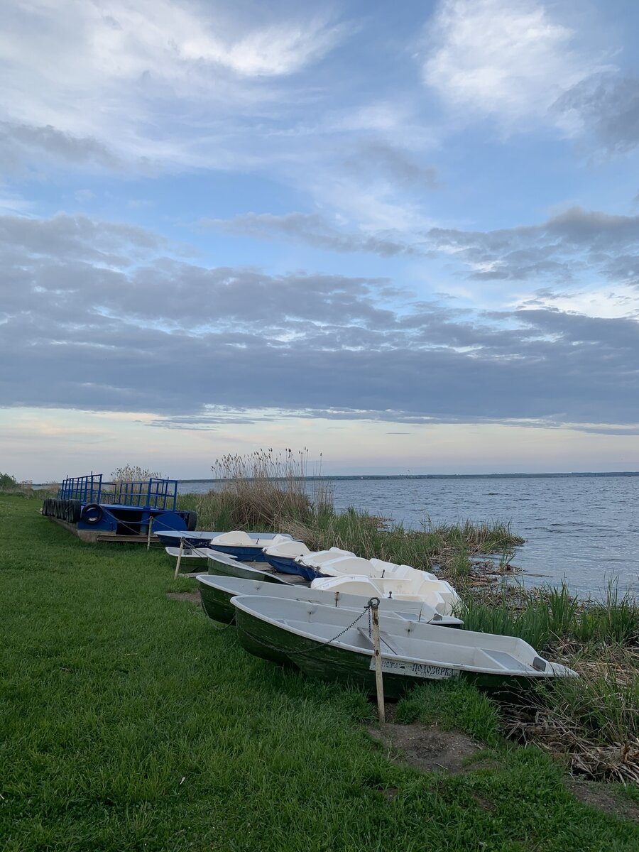 Лодки на берегу озера